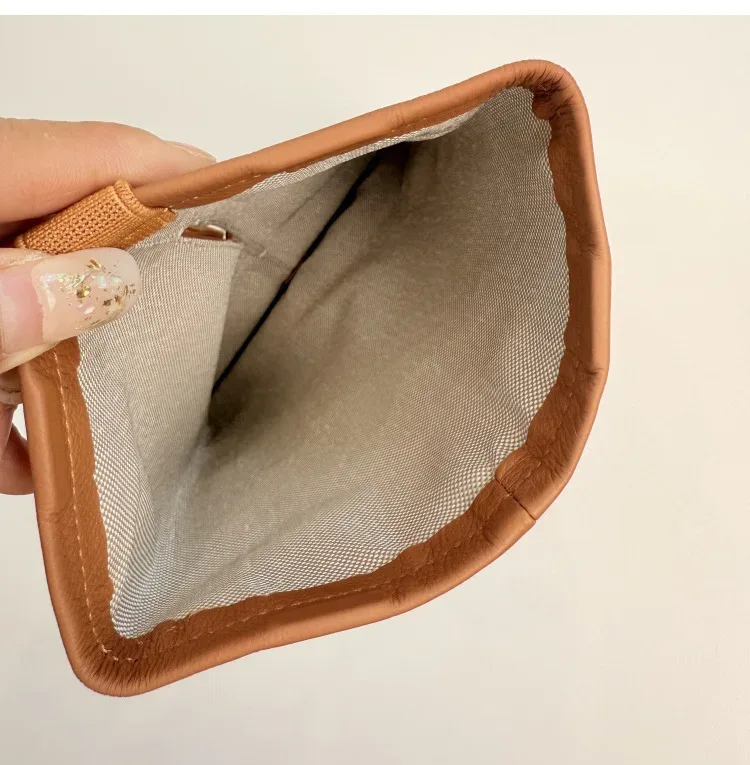 trousse toilette cuir vachette pleine fleur marron fixation ceinture sécurité voiture rangement mouchoirs coulissant