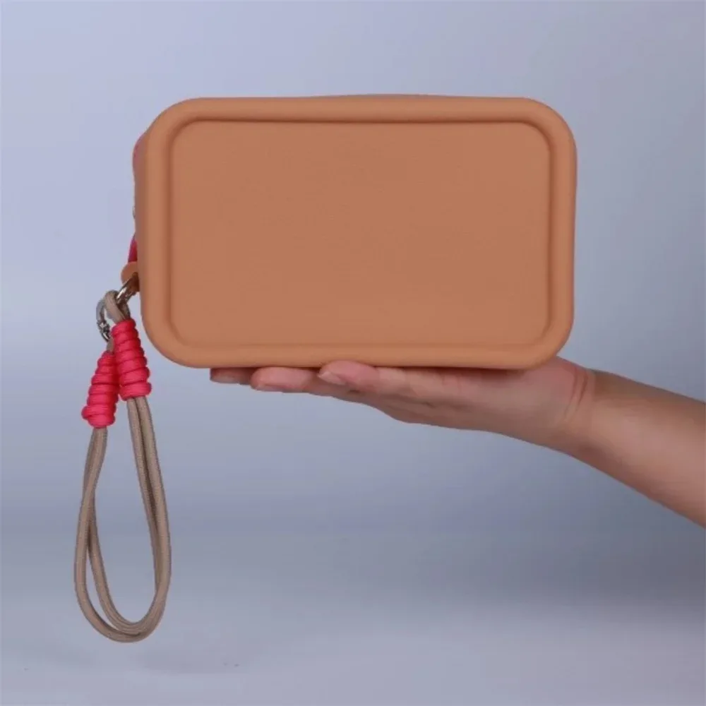 sac de maquillage en silicone couleur bonbon, avec corde de poignet tressée, sacs à cosmétiques portables avec lanière, sac de toilette étanche à fermeture éclair pour rouge à lèvres