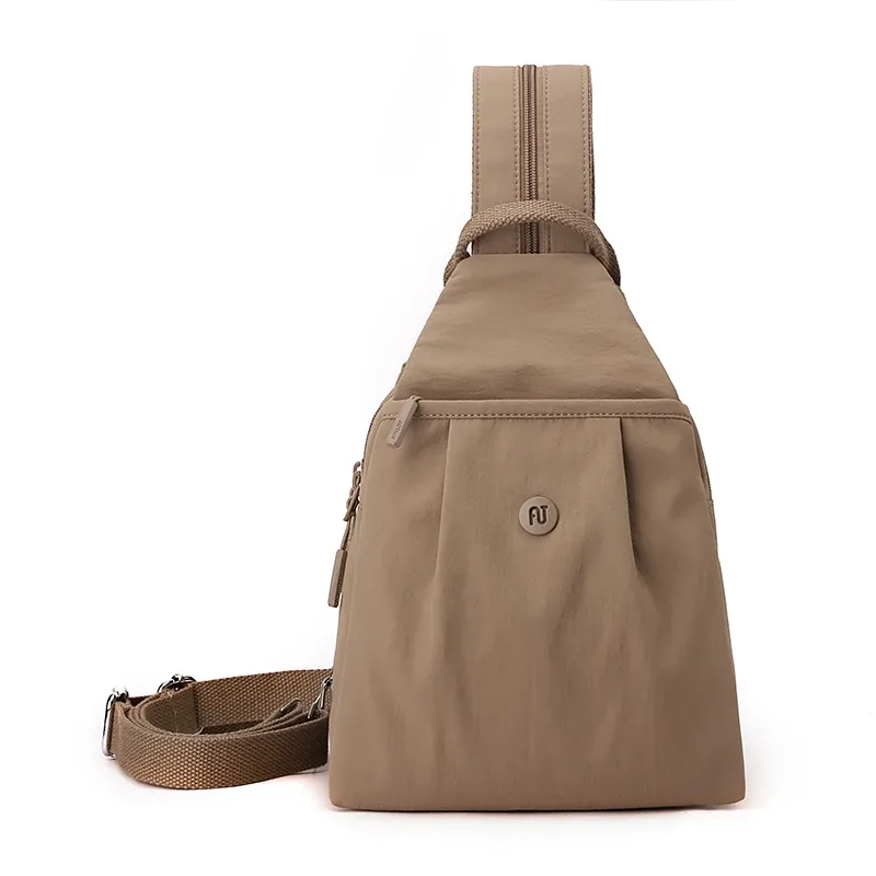 sac dos nylon gris pastel imperméable compartiment intérieur bandoulière arquée poche limon trapézoïdale voyage femme