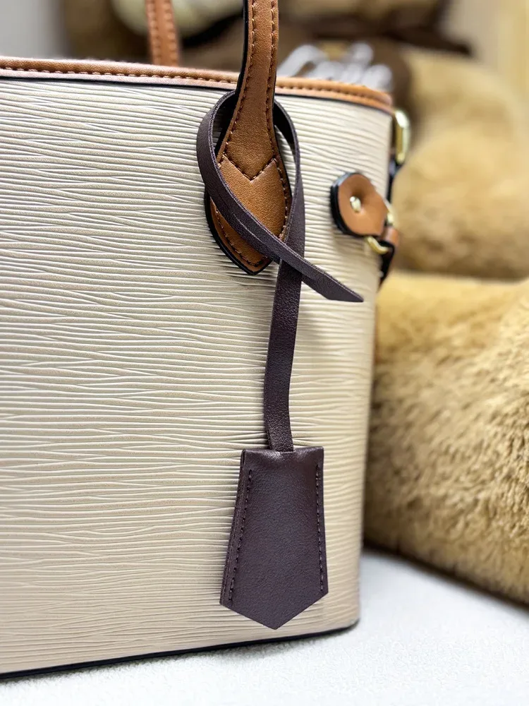 lettre personnalisable gratuite, nouveaux accessoires de sac en cuir pu, pendentif d'étiquette de bagage personnalisé multicolore, en stock pour garçons et filles