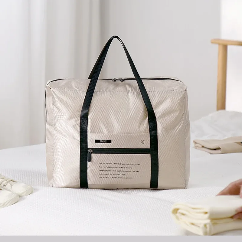un sac à main pliable qui peut être fixé à la poignée d'un bagage, avec une grande capacité pour contenir les essentiels de voyage ; il peut également être plié en un sac de rangement compact en quelques étapes simples