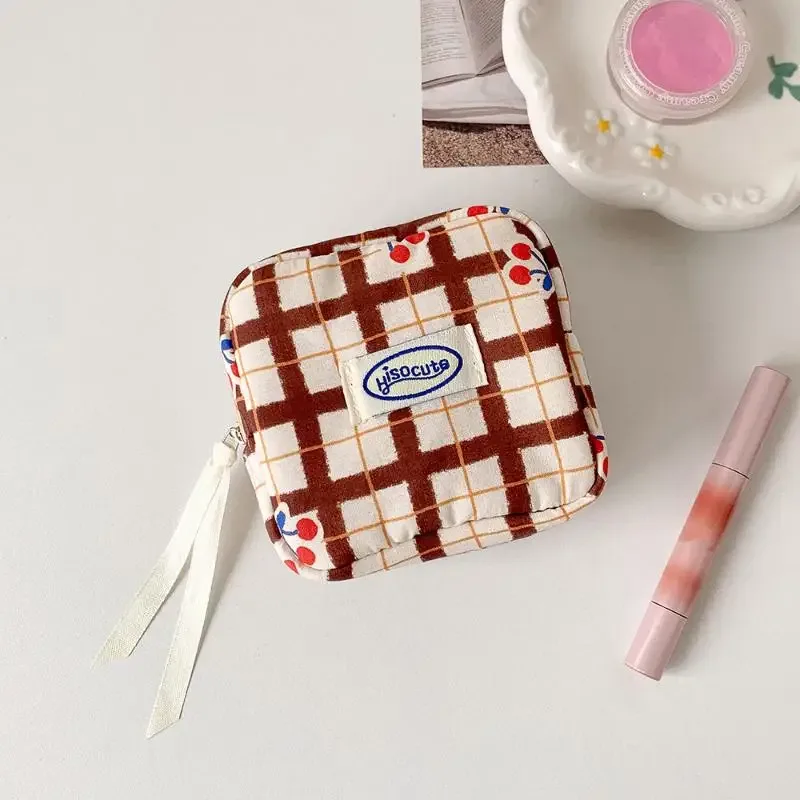grande trousse de toilette coréenne à carreaux, sac à serviettes hygiéniques à petites cerises de grande valeur, mini sac de rangement portable, sac pour casque bluetooth