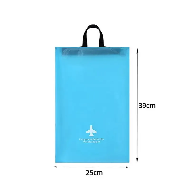 ensemble de trois sacs de rangement de voyage minimalistes et modernes, un organisateur de bagages essentiel et un organisateur de garde-robe/sous-vêtements.