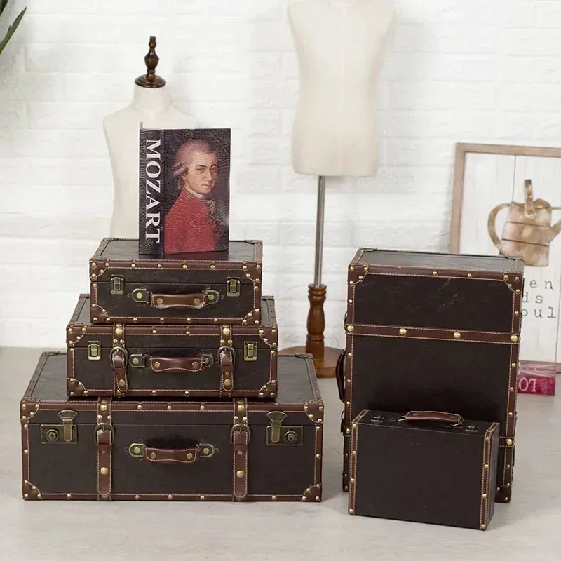 valise pu cuir simili vintage ligne verticale verde foncée roulettes poignées cuir marron rivets dorés voyage décoration maison