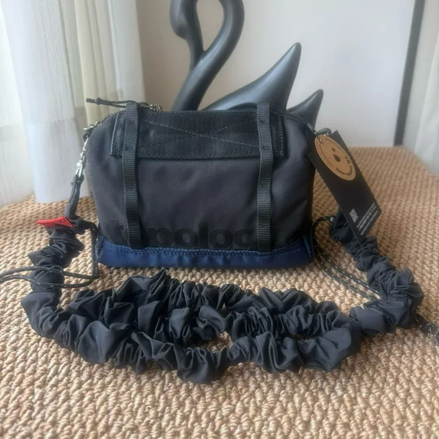 Nouveau sac à bandoulière et à porter en travers du corps grande capacité automne/hiver 2026, sac oreiller décontracté et polyvalent, sac carré à bandoulière spéciale au design soigné, sac Boston léger pour l'extérieur, sac de voyage sportif de haute qualité, unisexe pour hommes et femmes.