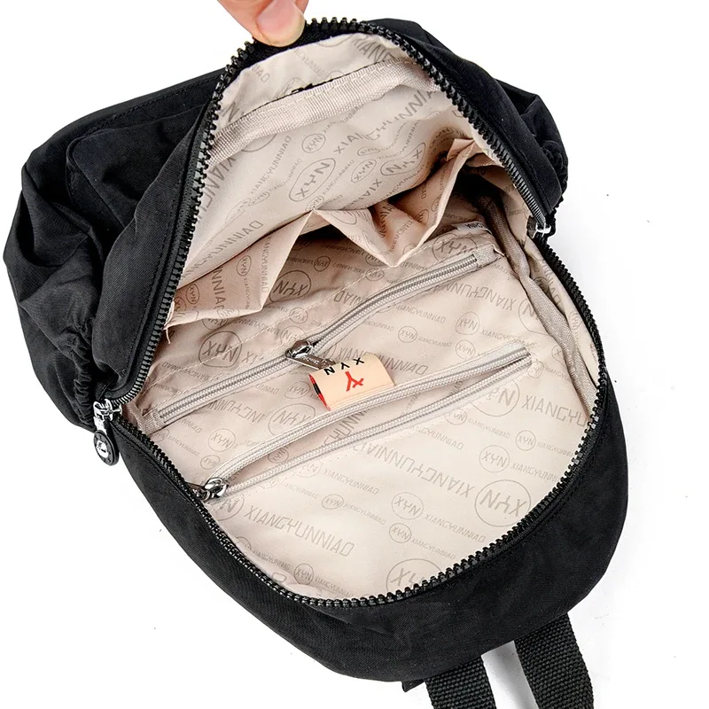sac dos nylon unisexe noir poche latérale fermeture éclair doublure beige imprimé usage journalier