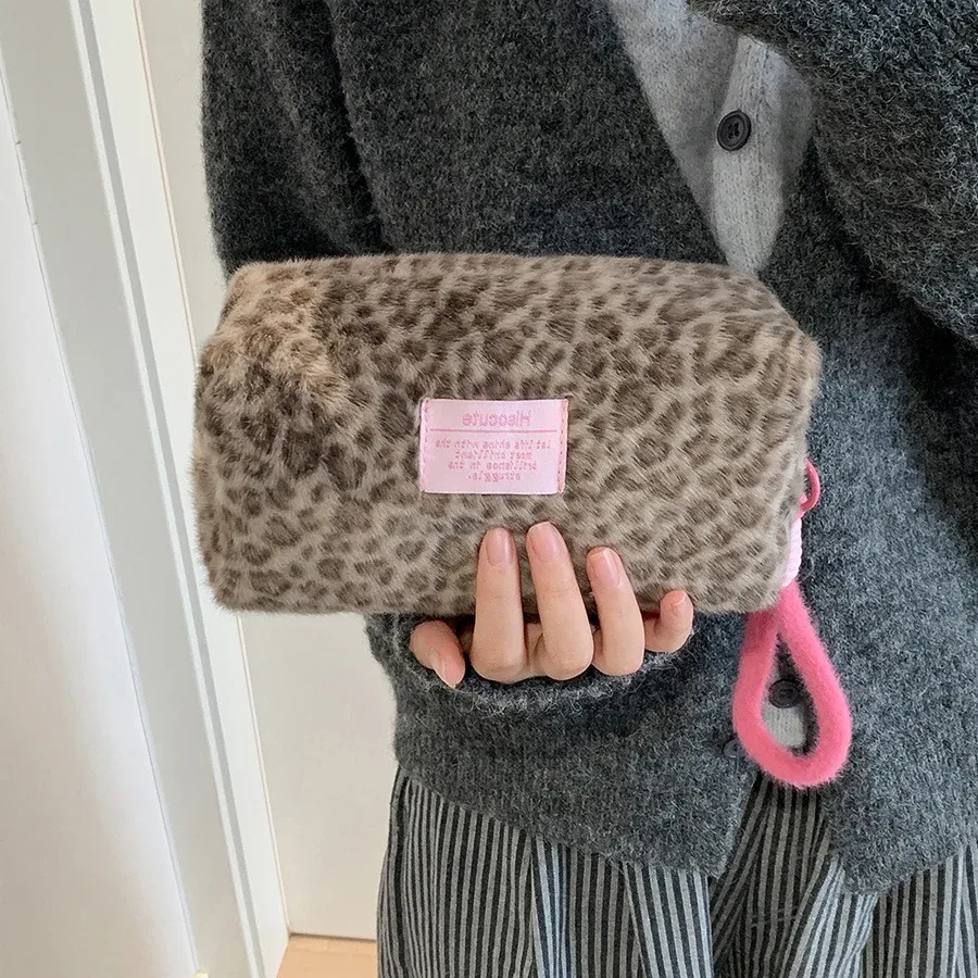sac de maquillage portable en peluche à imprimé léopard pour filles, pochette pour étudiantes, sac de rangement portable pour produits de soin de la peau et articles de toilette