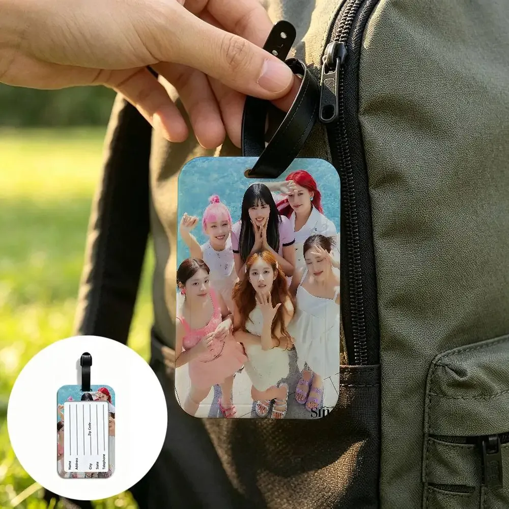 étiquette de bagage en pvc multi-scènes du groupe kpop s-stayc, design anti-perte avec carte d'information pour sac à dos et bagages de voyage.