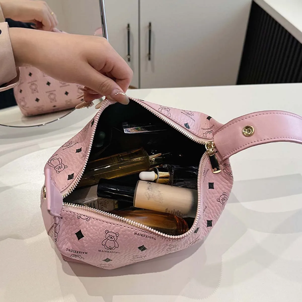 sacs de maquillage ours de dessin animé, nouveaux sacs de rangement portables de grande capacité, sacs de toilette tendance anti-éclaboussures et à la mode, vente en gros