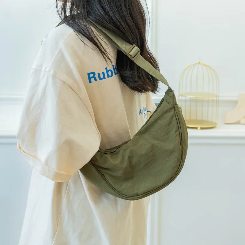 sac bandoulière polyvalent en nylon léger, durable et élégant, disponible en plus de 20 couleurs vibrantes pour un usage quotidien, les voyages et les sorties.
