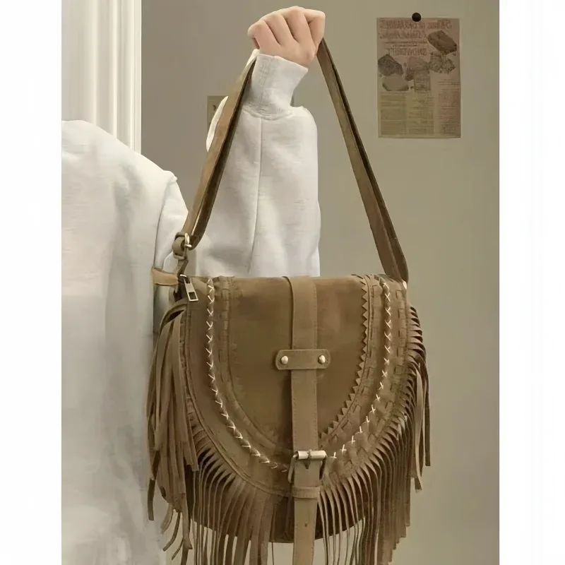 sac à bandoulière en faux daim, sac à pompon, sac de selle rétro adapté aux dames et aux filles, sac à bandoulière de style bohème avec franges, style américain