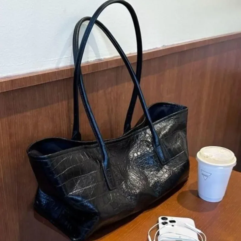 sac fourre-tout noir rétro pour femmes, en similicuir gaufré façon crocodile, grande capacité, sac à bandoulière, sac à main polyvalent pour femmes, idéal pour les trajets quotidiens.