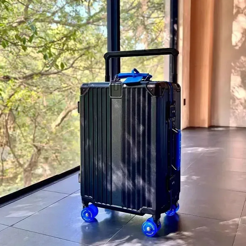 valise pc aluminium roues pivotantes silencieuses serrure tsa compartiments internes couleur noire ligne dorée grande capacité voyage