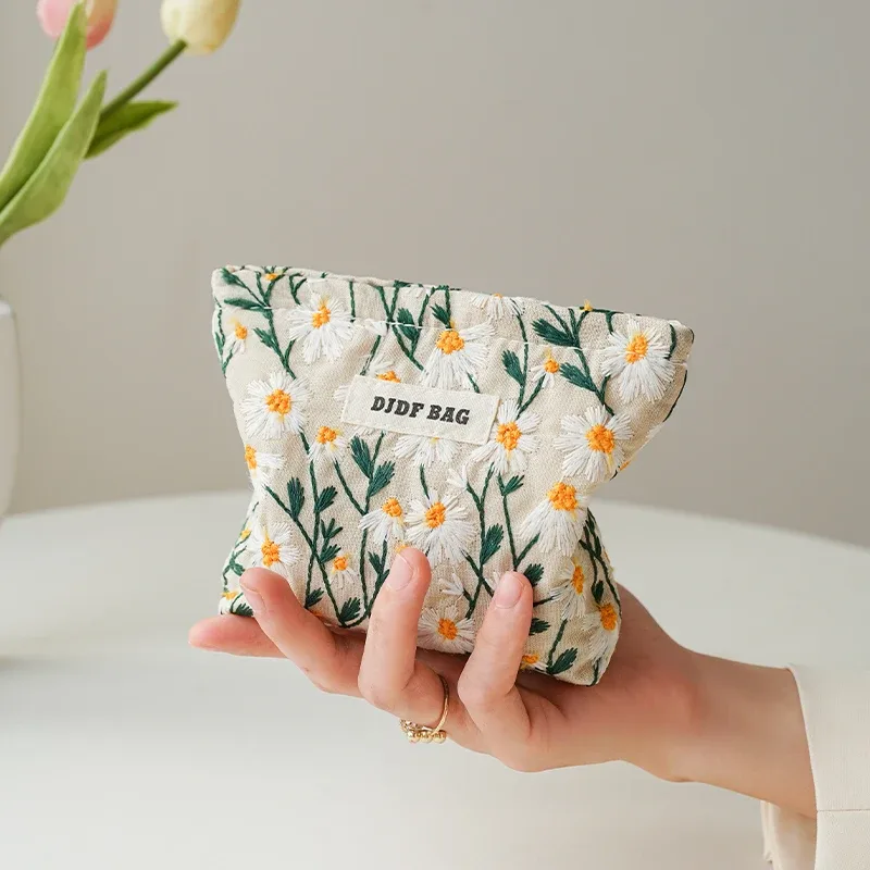 sac de maquillage pour femmes, marguerite brodée blanche, porte-monnaie portable, étui pour clés, cosmétiques, rouge à lèvres, sac de rangement, sac de doublure de banlieue ins