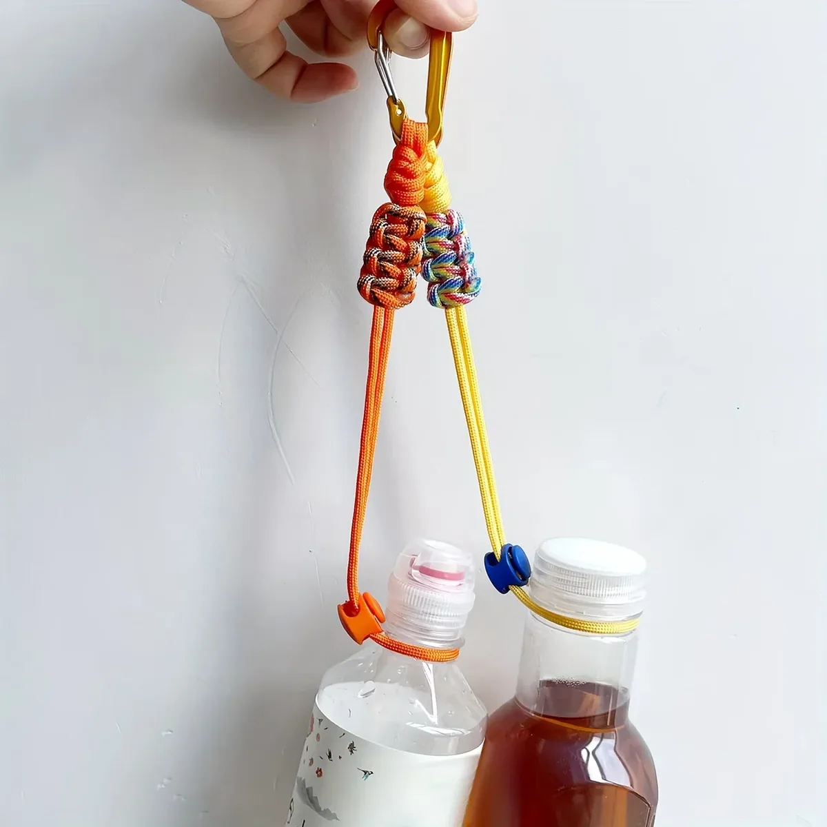 porte bouteille cordon paracord boucle métal nœud décoratif voyage randonnée jaune noir orange violet marron