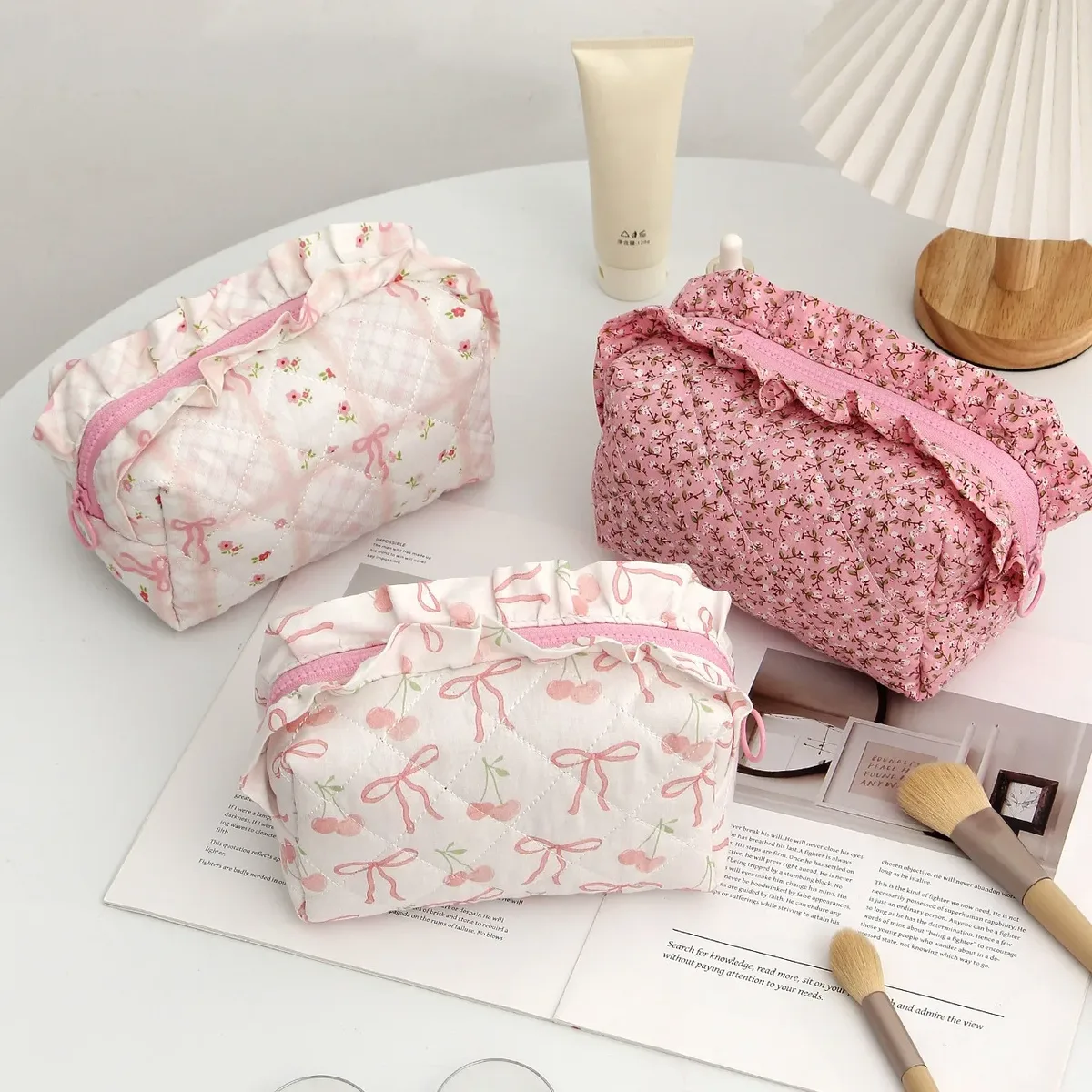 sac de maquillage imprimé floral avec nœud papillon à bord ébouriffé, sac à stylos matelassé de grande capacité, sac de rangement de cosmétiques pour femmes, sac de lavage de voyage, pochette