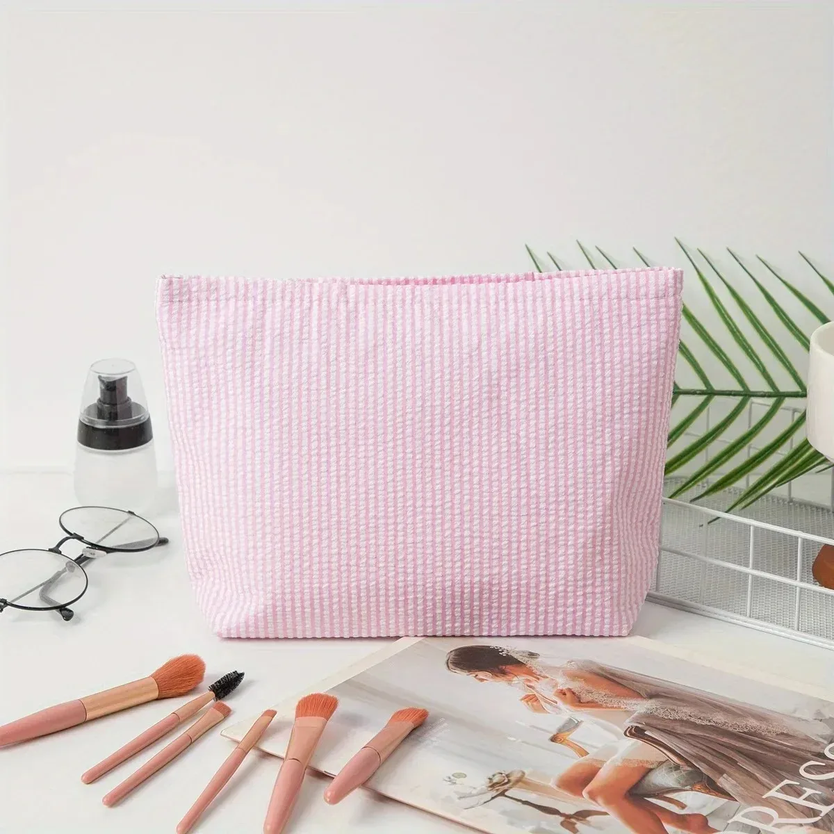 pochette de toilette brodée personnalisée à rayures, idéale pour le rangement des articles de beauté quotidiens, cadeau parfait pour les fêtes