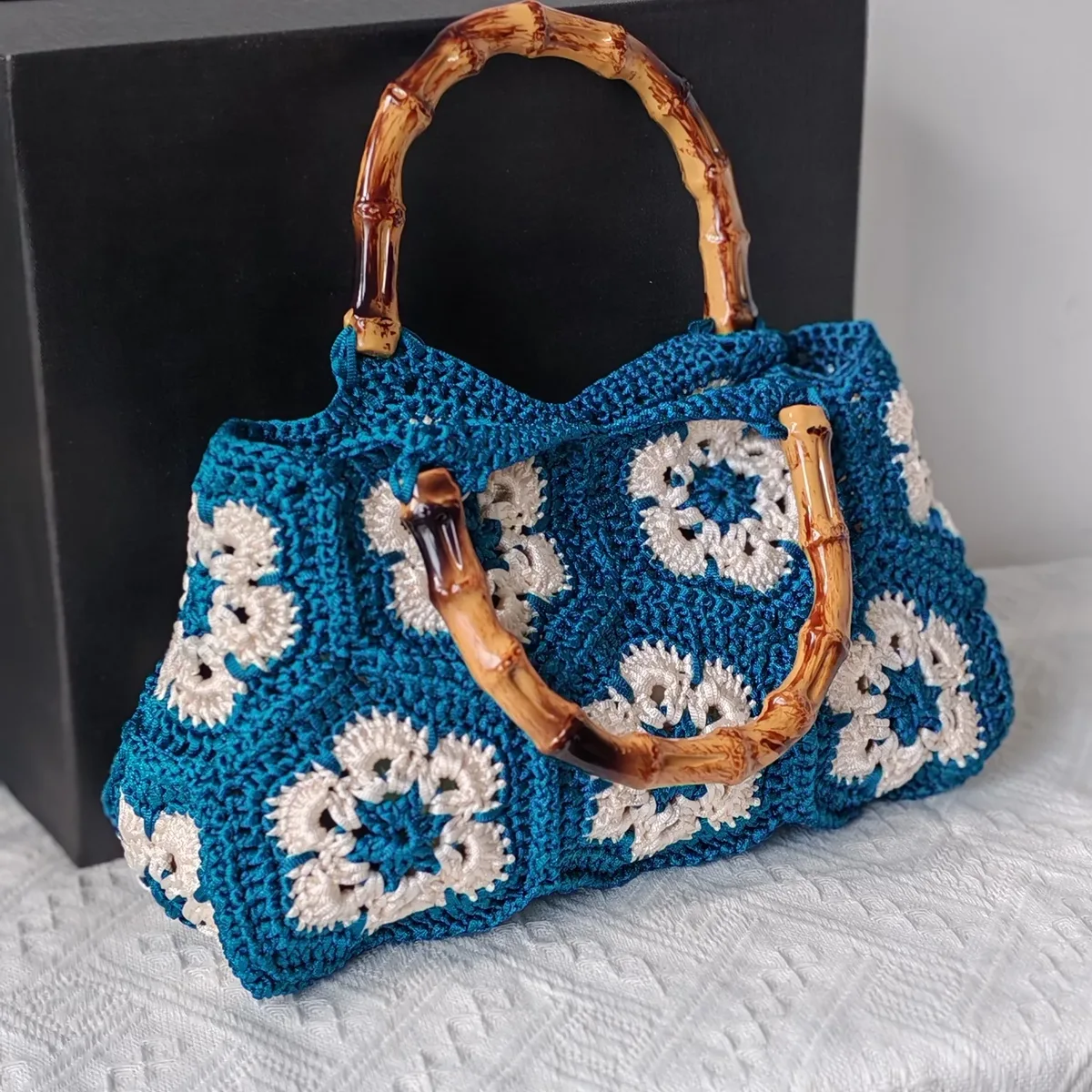sac fourre-tout carré granny en crochet fait à la main avec poignée de style bambou, sac à bandoulière à motif de fleurs tissées vintage pour femmes
