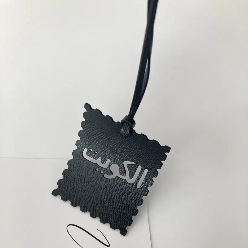 étiquette bagage imitation cuir motif dentelé couleur multiple texte arabes voyage identité valises nom adresse