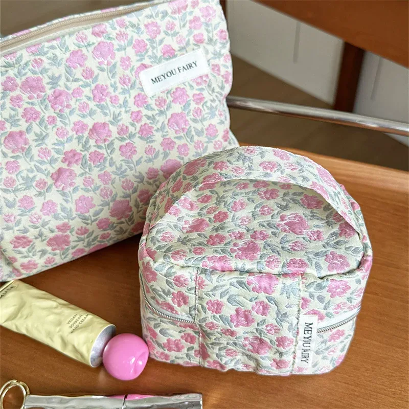 trousse toilette polyester motif floral rose blanc sac rectangulaire poignée métallique sac ovale fermeture glissière accessoires cosmétiques voyage femme