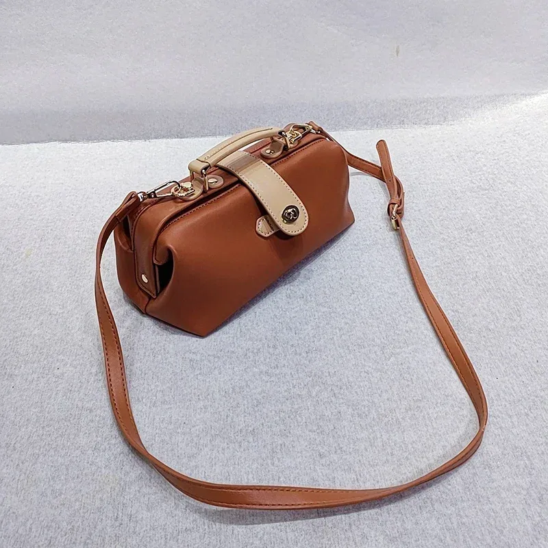 support sac métal argenté organisateur léger adaptation sacs divers tailles incurvées boutons dorés accessoire bagage