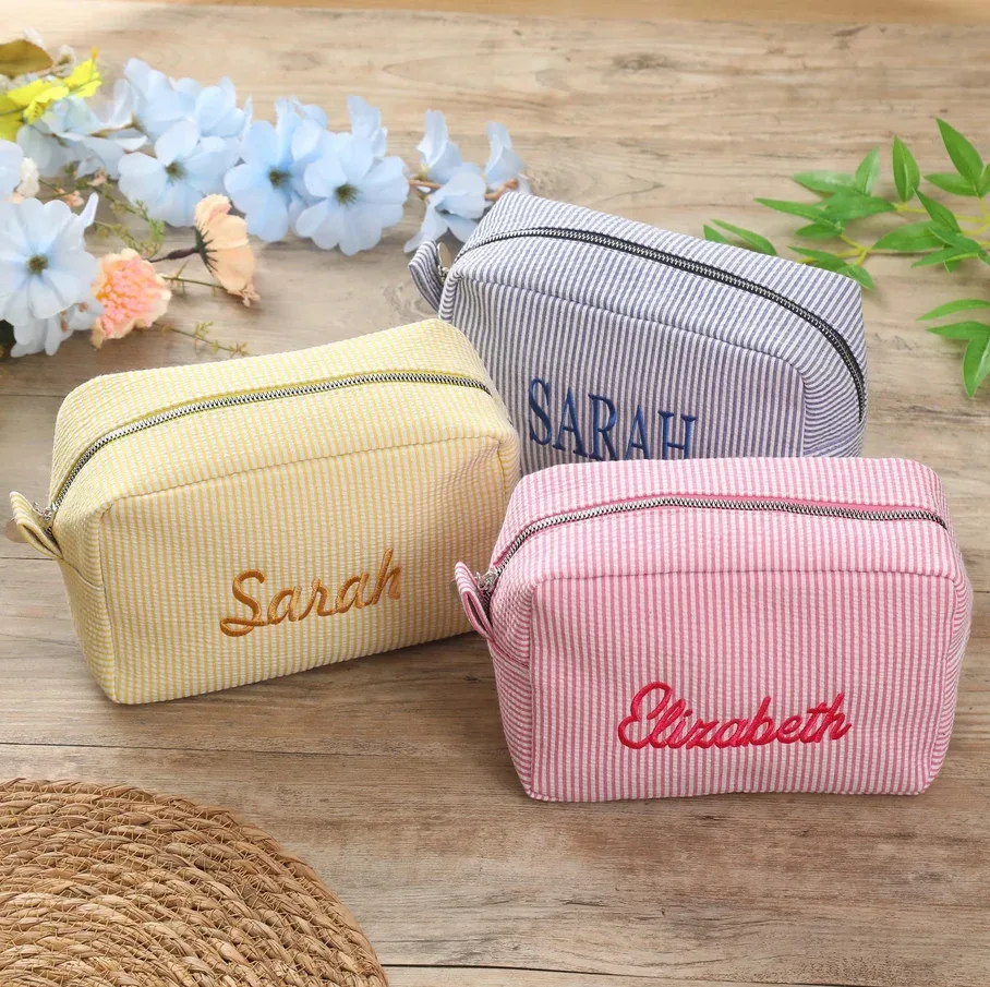 trousse de maquillage avec nom personnalisé, trousse de toilette brodée personnalisée pour cadeau de mariage, sac de rangement pour cadeaux de demoiselle d'honneur, sac à cosmétiques tendance 2025