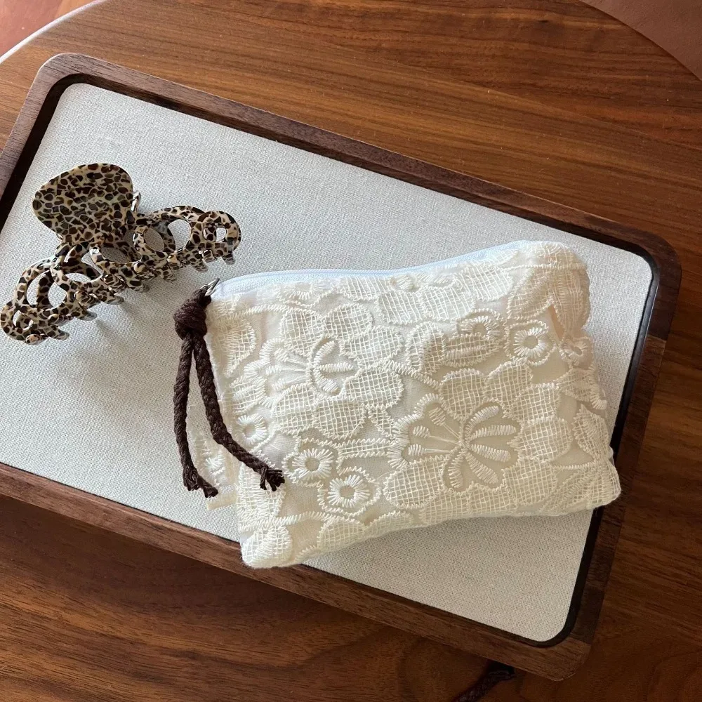 sac de rangement en dentelle d'organza brodé, sac de rangement pour bijoux à fleurs mignonnes, broderie légère, petite trousse de maquillage, essentiels de voyage
