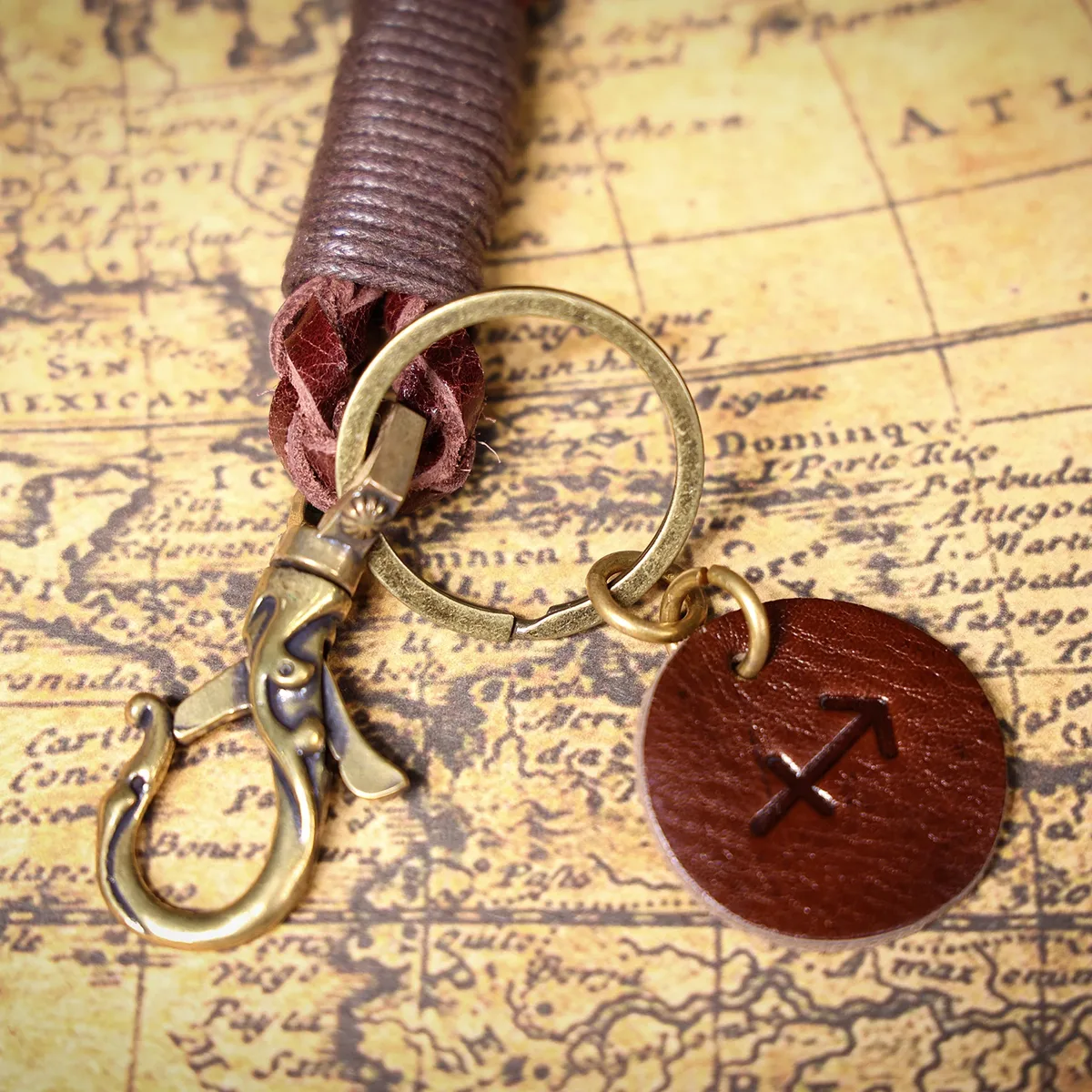porte-clés vintage en cuir véritable fait main, tissé à la main en cuir de vache, cadeau pour hommes et femmes avec crochet en laiton zodiacal, accessoire pour sac à dos.