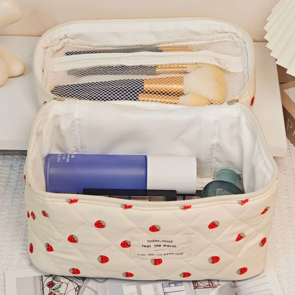 sac de rangement de maquillage fraise pour femmes, grande capacité, pochette matelassée pour dames, fourre-tout portable, sac à cosmétiques à fermeture éclair