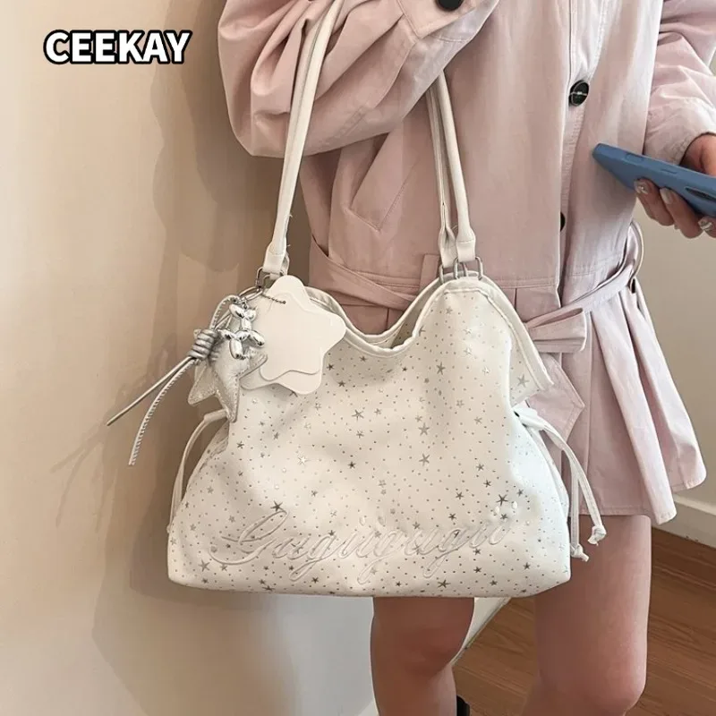 CEEKAY Sac fourre-tout grande taille en PU imprimé étoiles argentées avec pendentif étoile, cordon de serrage latéral et poignée large, sac à bandoulière décontracté