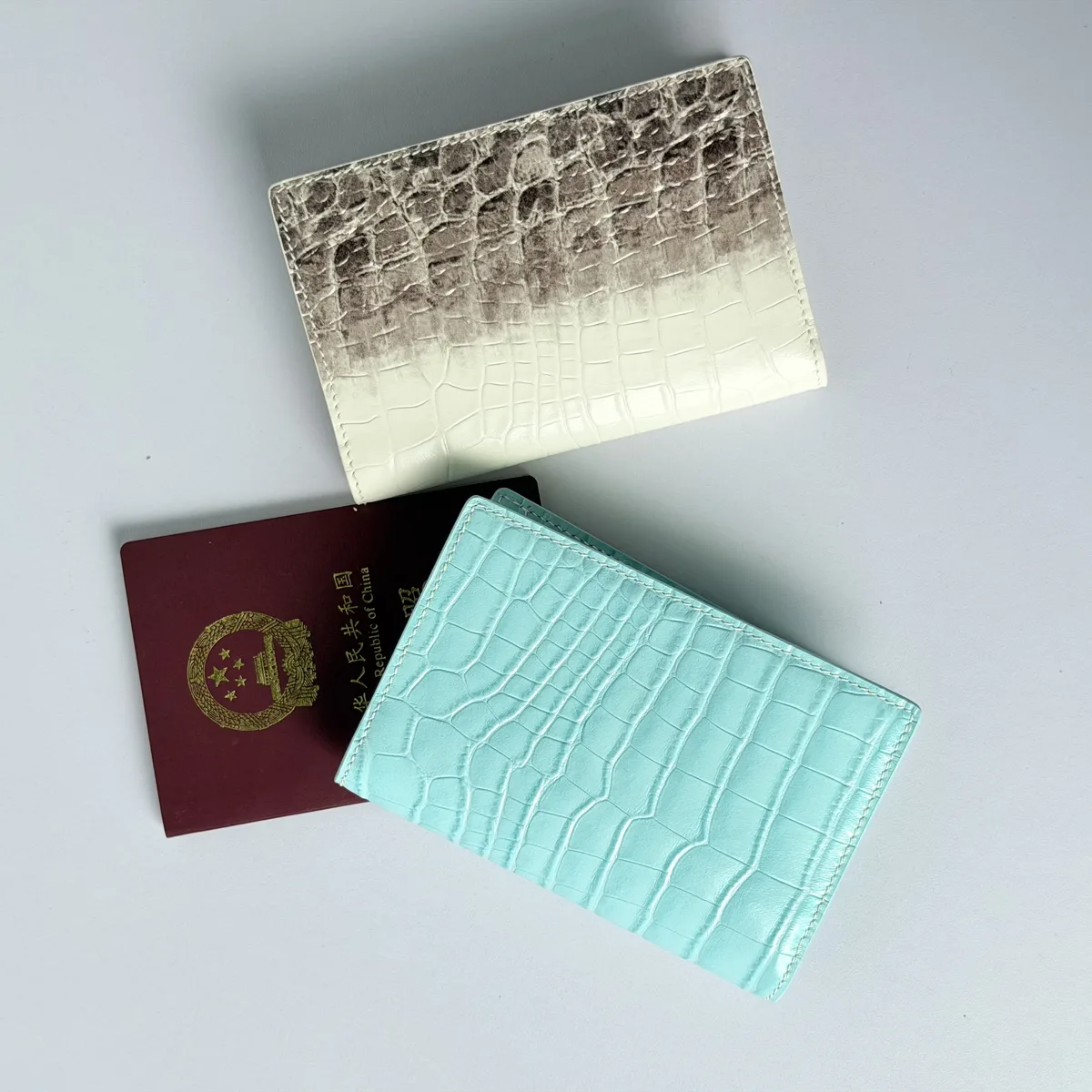 Porte-passeport en cuir véritable à motif crocodile, mode haut de gamme, en cuir de vachette première couche, multifonctionnel, porte-cartes d'identité et de passeport