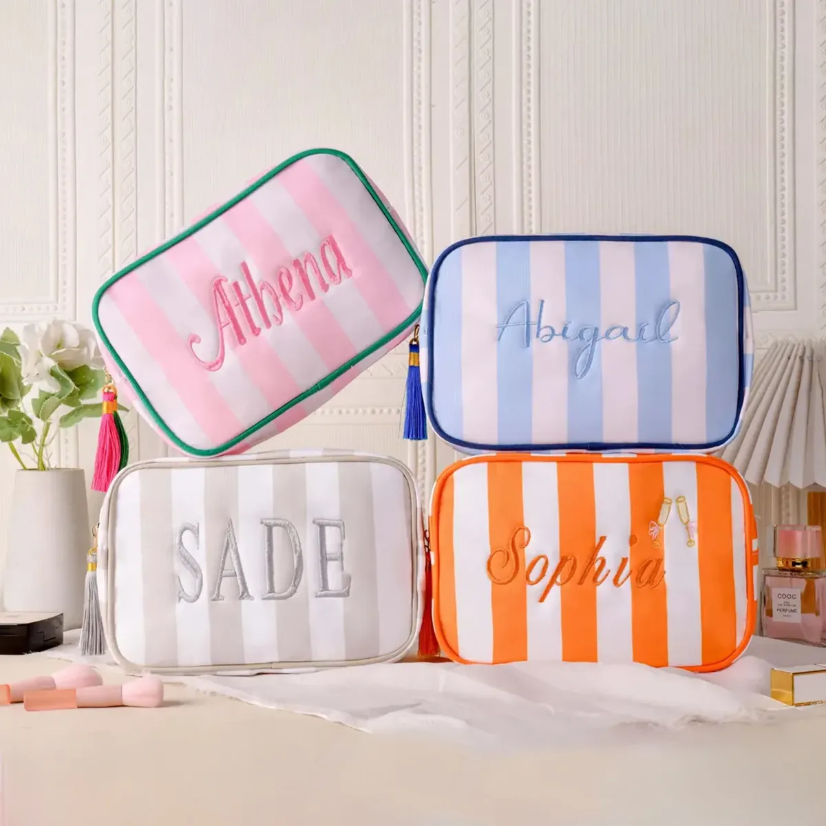 pochette de maquillage personnalisée brodée en seersucker, rayée et matelassée, pour cosmétiques, cadeau de mariage pour demoiselle d'honneur, organiseur de voyage pour articles de toilette avec fermeture éclair