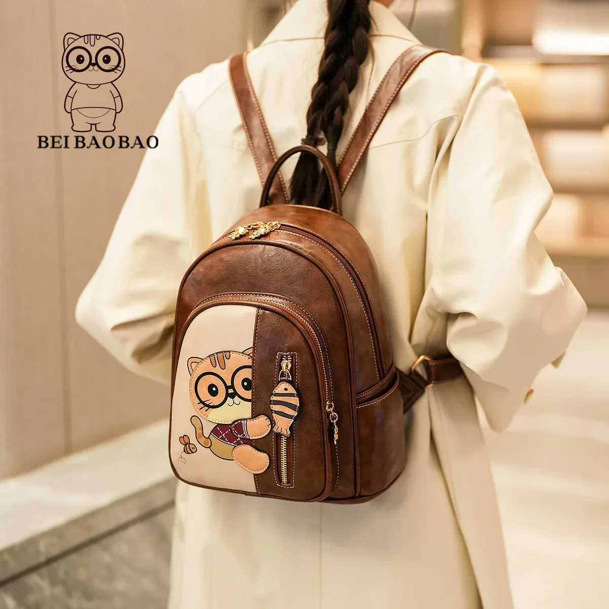 sac dos cuir verno marron beige blanc chat lunettes poisson preppy cadre interne compartiment ordinateur portable ceinture coussin air jacquard