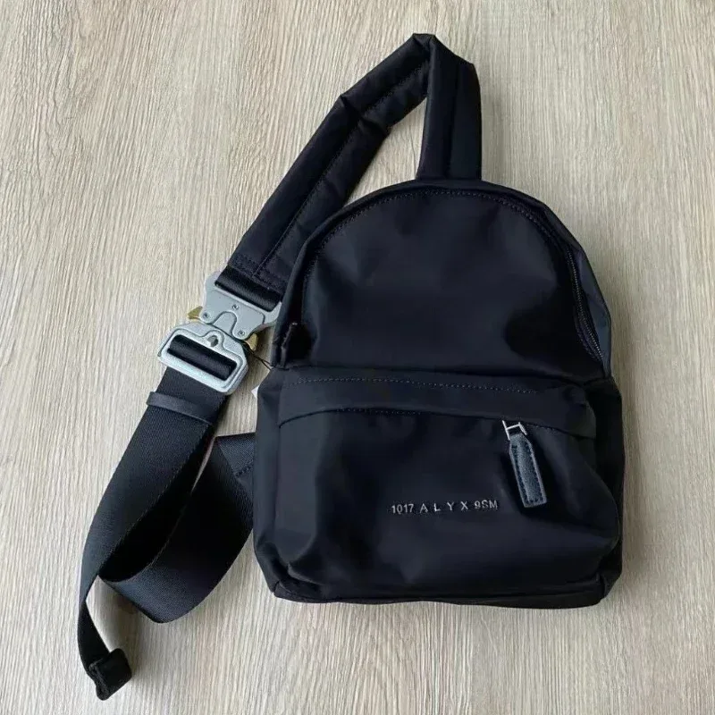 sac dos nylon lettre logo doublure nylon intérieur zippé style décontracté capacité inférieure 20 litres usage voyage sport