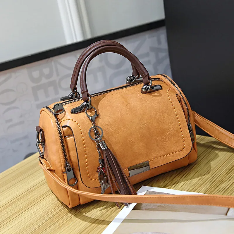 sac dos cuir pu marron motif coutures poignée supérieure pince chat chaînette format ovale voyage fille
