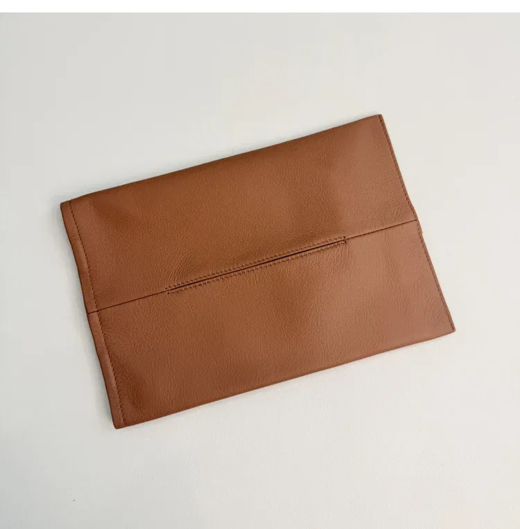 trousse toilette cuir vachette pleine fleur marron fixation ceinture sécurité voiture rangement mouchoirs coulissant