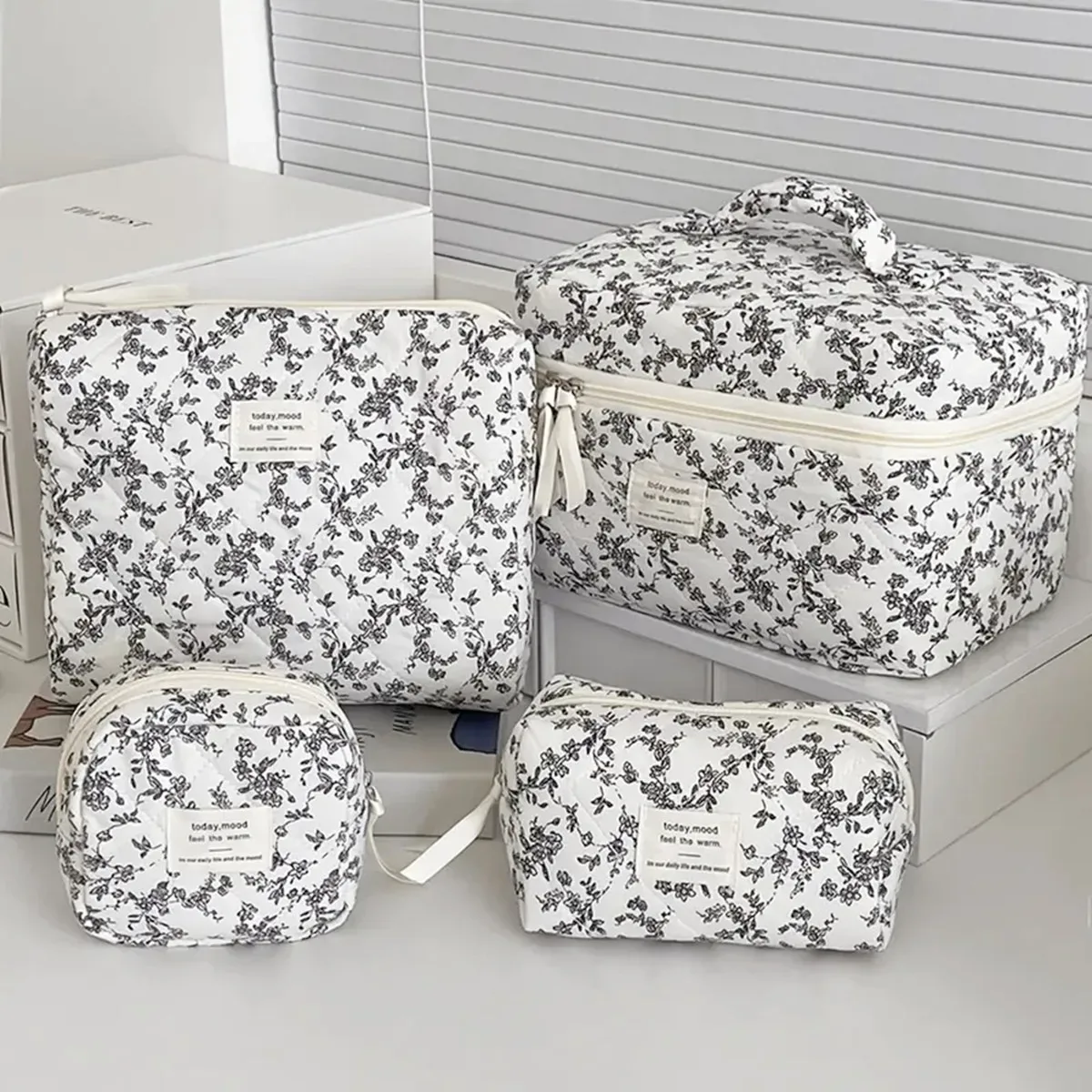 trousse cosmétique tissu coton fleur noire blanc voyage petite pochette carrée fermeture glissière étiquette mood durabilité