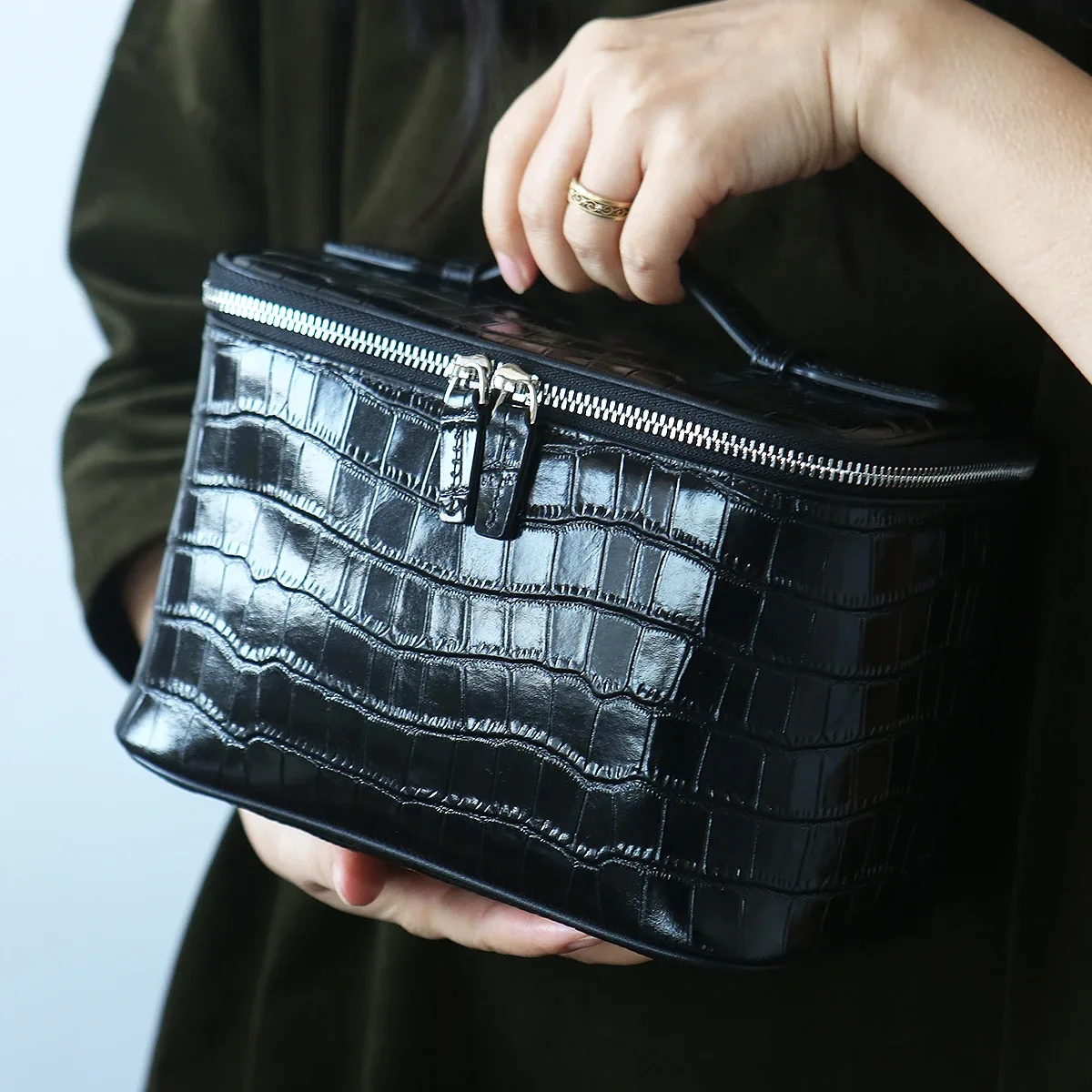 sac de maquillage en cuir de vachette à motif crocodile, nouveau, avec initiales gratuites, sac de toilette portable de voyage, grande capacité, sac de rangement pour cosmétiques