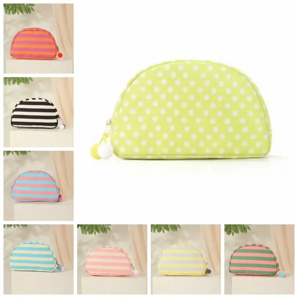 pochette cosmétique rayée durable, légère et portable, forme coquille, couleurs contrastées, pompon, rangement polyvalent