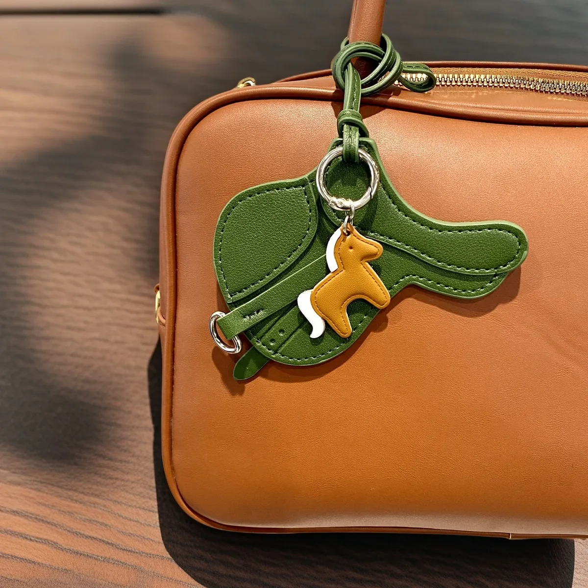 Breloque de sac en cuir PU faite à la main avec petit pendentif cheval – Cadeau équestre élégant et unique pour sac à main, porte-clés et sac à dos
