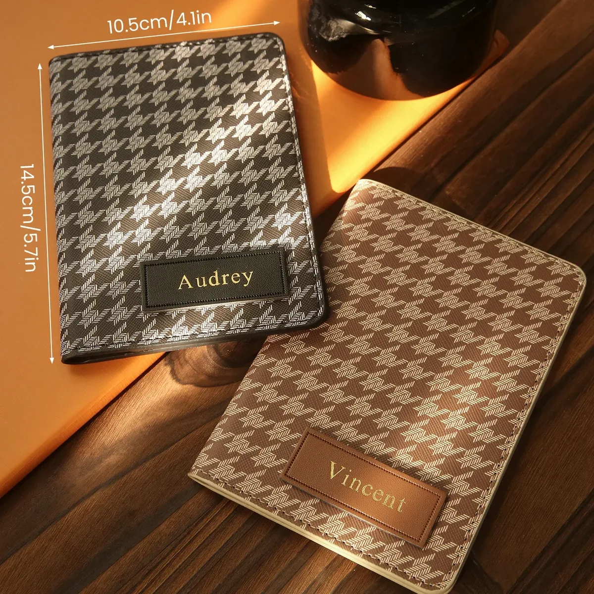housse passeport motif pied poule couleur rose vintage porte documents voyage compartiments organisateurs personalisation plaque nom