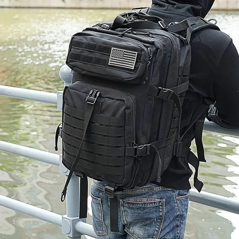 sac dos polyester noir bandes horizontales poche latérale patch américain survie plein air trekkings capacité 36 55 litres