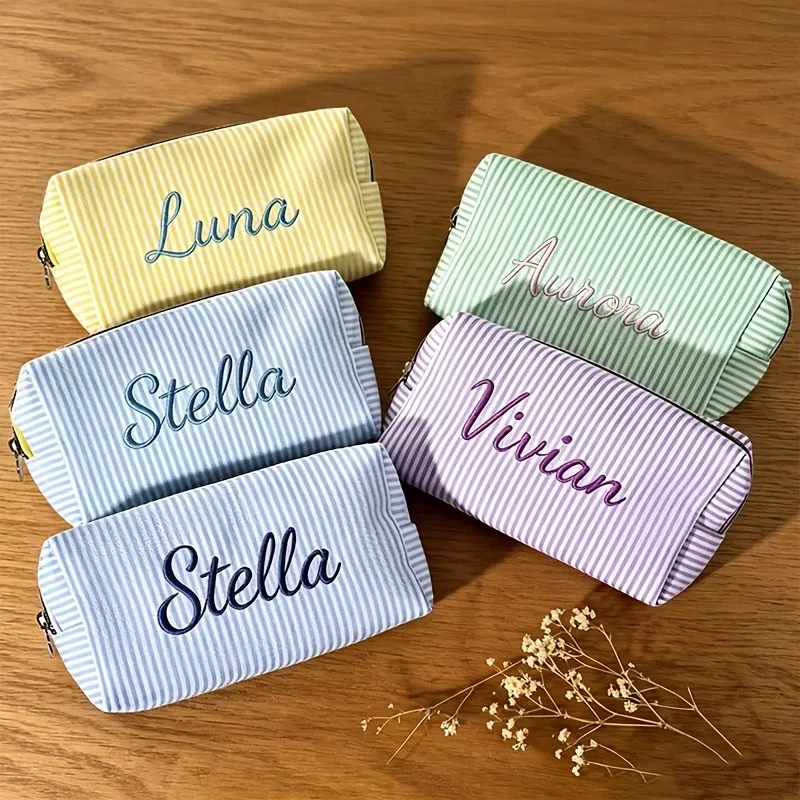 【produits personnalisés】 organisateur de bagages brodé sur mesure, trousse de maquillage brodée personnalisée - trousse de rangement cosmétique avec bande nominative brodée personnalisée, trousse de maquillage avec bande nominative brodée personnalisable, trousse de toilette grande capacité en tissu seersucker, trousse de rangement portable pour produits de soin de la peau pour les voyages, organisateur de pinceaux de maquillage couleur macaron, trousse à crayons multifonctionnelle pour étudiants, broderie personnalisée du nom diy pour les amies, plusieurs couleurs disponibles