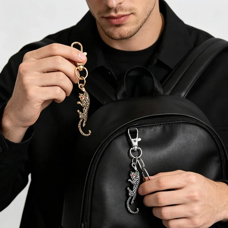 porte-clés panthère en métal cool pour hommes, breloque de sac léopard, pendentif animal creux, anneau de clés robuste, accessoires de luxe pour sac à dos