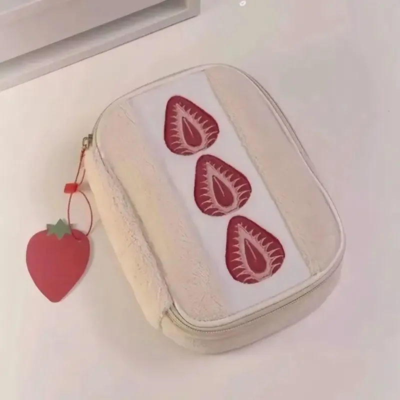 sac de rangement en peluche mignon en forme de fraise, pochette à cosmétiques moelleuse, trousse à crayons multifonctionnelle de grande capacité pour un usage quotidien