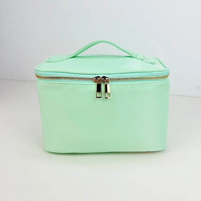 sac cosmétique nylon vert pastel fermeture éclair poignée dorée organisation maquillage voyage soirées pyjama