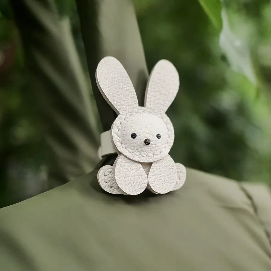 figurine lapin blanc simili cuir motif texturé poignée sac cintre sac léger accessoire voyage