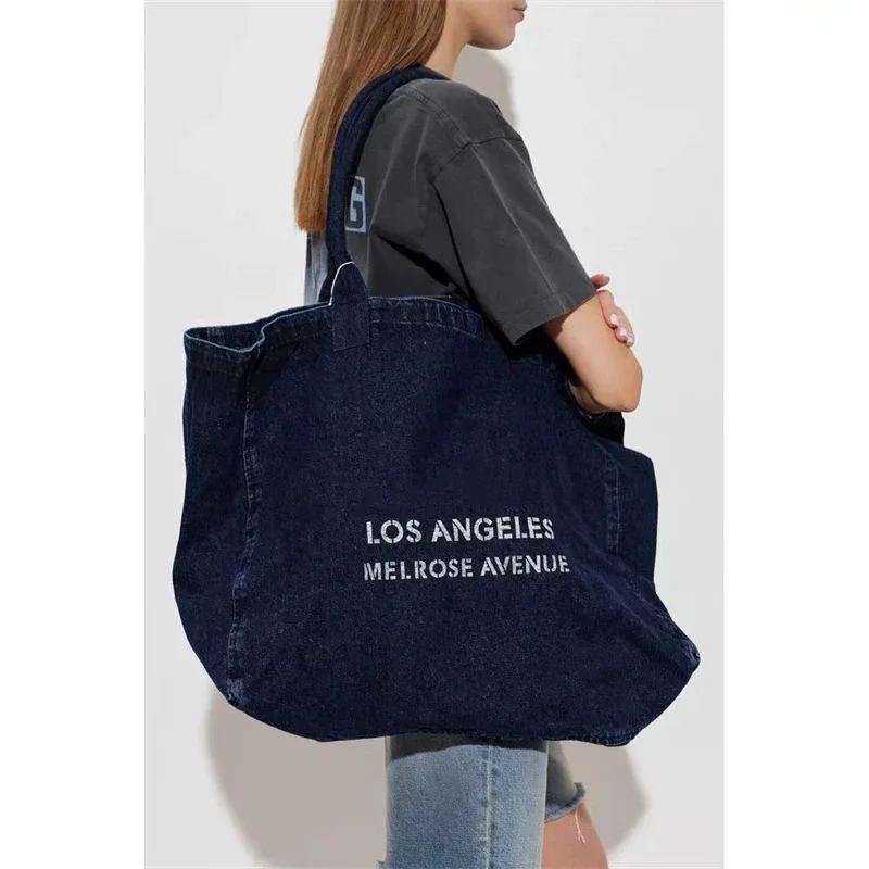 sac fourre-tout en jean délavé avec imprimé lettres de marque pour femme, grande capacité, sac à bandoulière quotidien pour femme, sac bandoulière en toile pour trajets quotidiens, nouveauté 2026