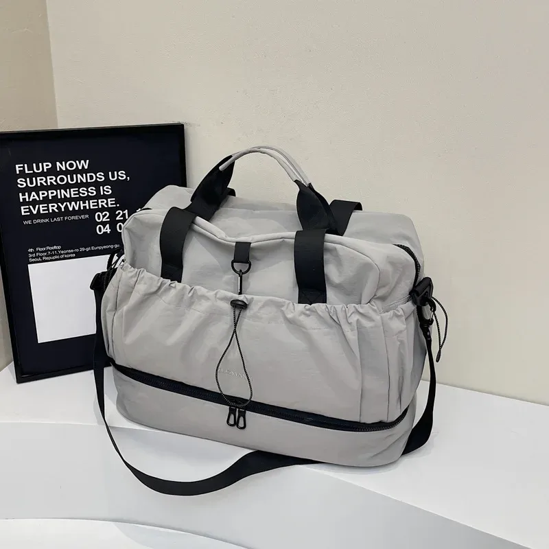 grand sac de voyage - spacieux, léger et durable. avec sangle réglable et poches. parfaite pour les voyages et les trajets quotidiens sac à main pour femme