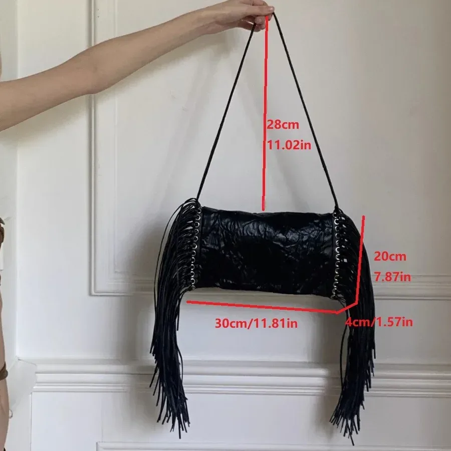 sac à bandoulière plissé noir en cuir pu pour femme, style punk rock avec longues franges et rivets, pochette à franges pour femme